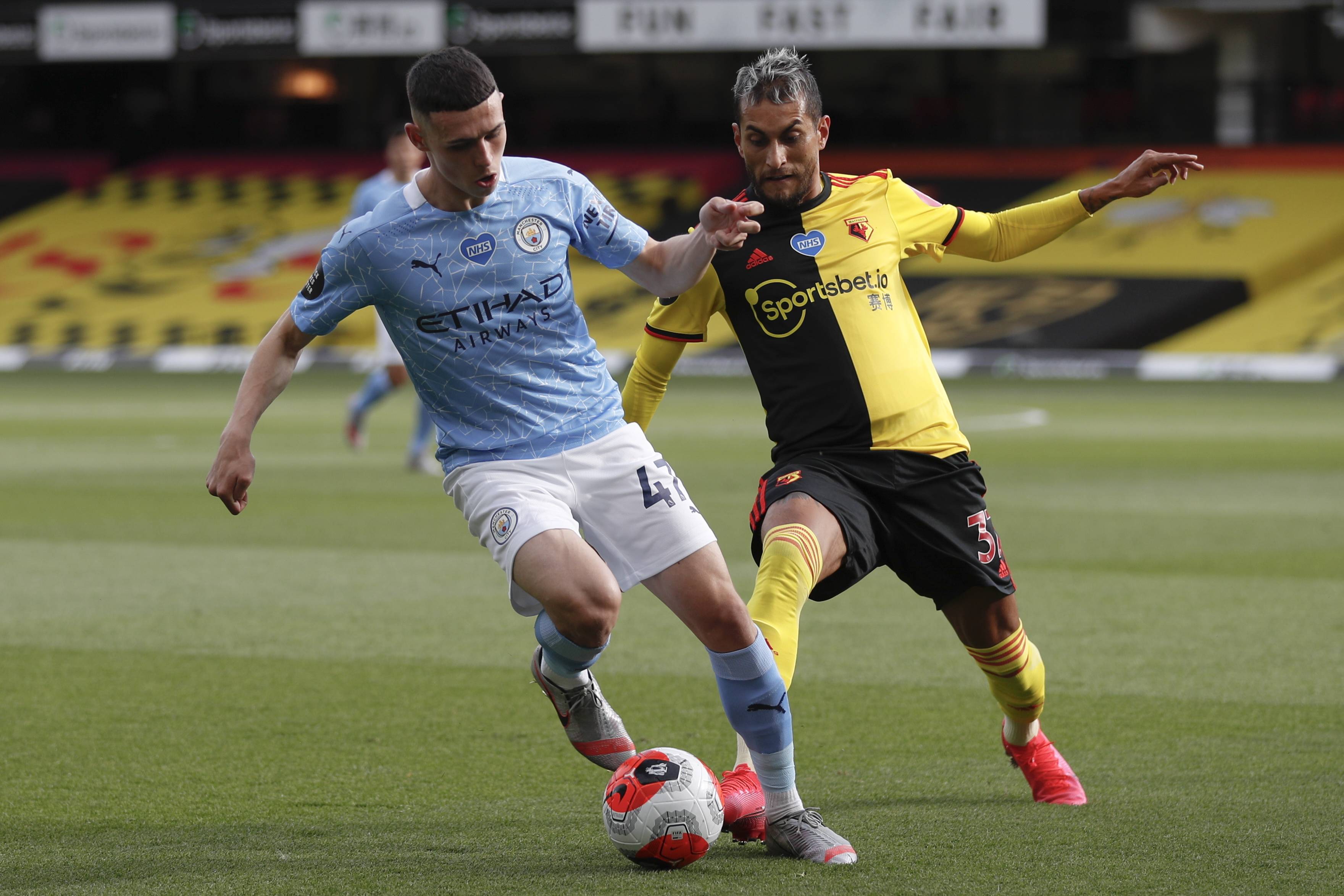 记者：如今国脚级球员税后拿100万甚至几十万年薪越来越普遍（记者：国脚级球员税后年薪百万甚至数十万日益普遍）